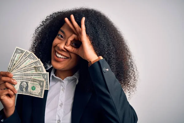 若いですアフリカ系アメリカ人ビジネス女性とともにアフロ髪保持現金ドル紙幣幸せな顔笑顔します — ストック写真