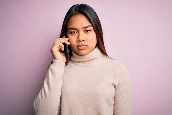 Joven Asiática Chica Teniendo Conversación Hablando Teléfono Inteligente Sobre Aislado —  Fotos de Stock