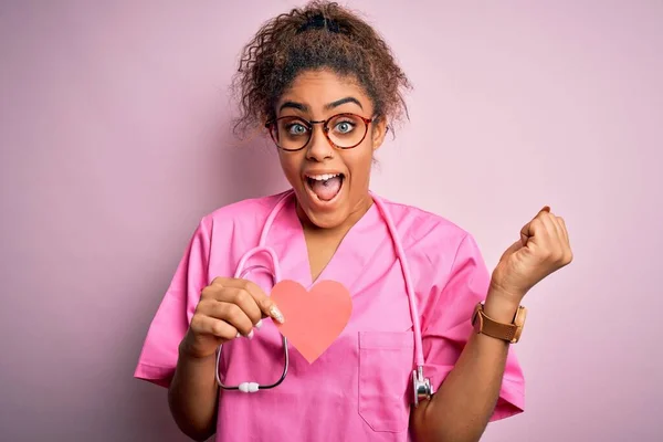 Afrikanische Amerikanische Kardiologin Mädchen Medizinischer Uniform Und Stethoskop Hält Herz — Stockfoto