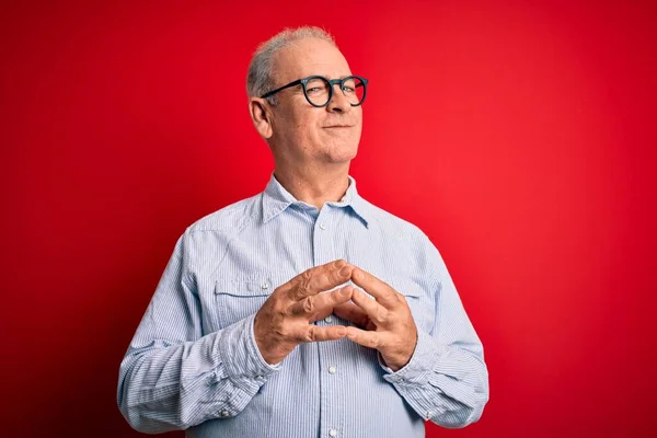 Pohledný Chlapík Středního Věku Neformální Pruhované Košili Brýlích Červeném Pozadí — Stock fotografie