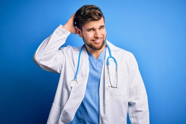 Joven Médico Rubio Con Barba Ojos Azules Con Abrigo Blanco — Foto de Stock