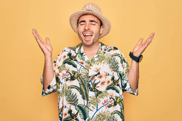 Joven Hombre Guapo Con Ojos Azules Vacaciones Vistiendo Camisa Florar —  Fotos de Stock