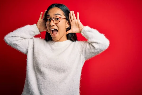 Joven Hermosa Mujer Asiática Con Suéter Casual Gafas Sobre Fondo —  Fotos de Stock