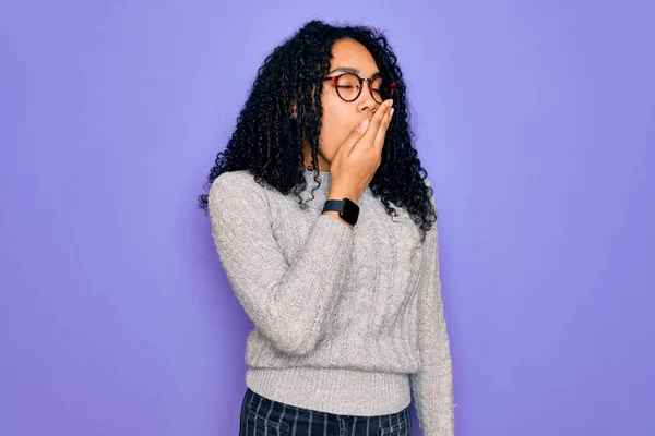 Młoda Afroamerykanka Ubrana Luźny Sweter Okulary Fioletowym Tle Znudzona Ziewaniem — Zdjęcie stockowe