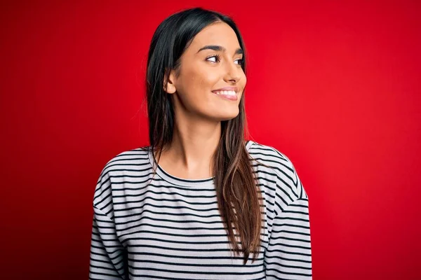 Ung Vacker Brunett Kvinna Bär Casual Randig Shirt Över Röd — Stockfoto