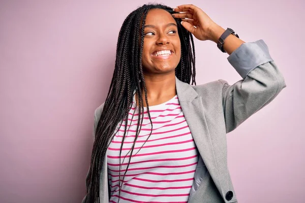 Joven Mujer Negocios Afroamericana Pie Sobre Fondo Aislado Rosa Sonriendo —  Fotos de Stock