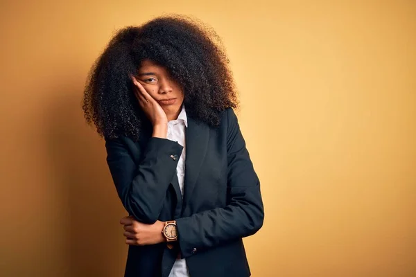 Młoda Piękna Afrykańska Bizneswoman Afro Włosami Eleganckiej Kurtce Myśląca Zmęczona — Zdjęcie stockowe