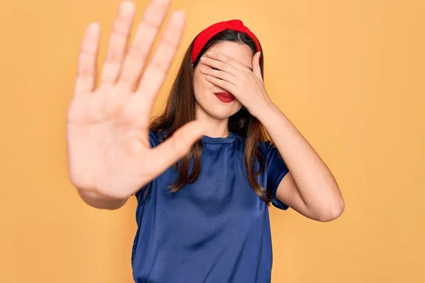 Joven Hermosa Morena Con Labios Rojos Sobre Fondo Amarillo Cubriendo — Foto de Stock