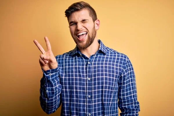 Jonge Blonde Zakenman Met Baard Blauwe Ogen Dragen Shirt Gele — Stockfoto