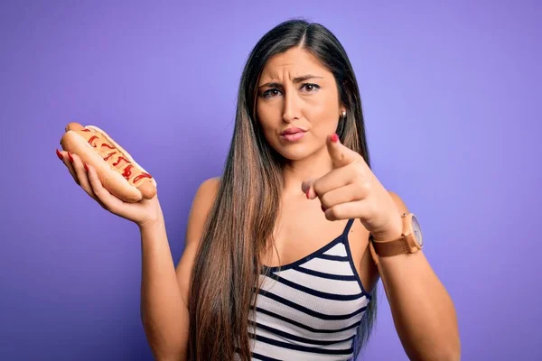 Jonge Vrouw Die Hotdog Eet Met Ketchup Mosterd Paarse Achtergrond — Stockfoto