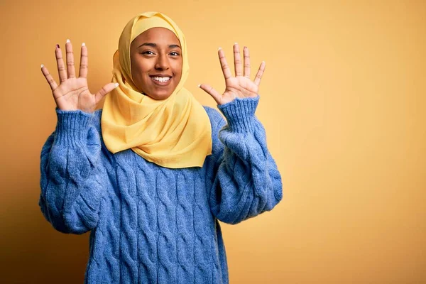 Mladý Afroameričan Afro Žena Sobě Muslim Hidžáb Přes Izolované Žluté — Stock fotografie