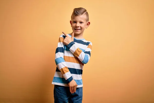 코카서스 아이는 줄무늬 셔츠를 웃음을 손가락으로 옆구리를 가리키며 행복하고 스러운 — 스톡 사진