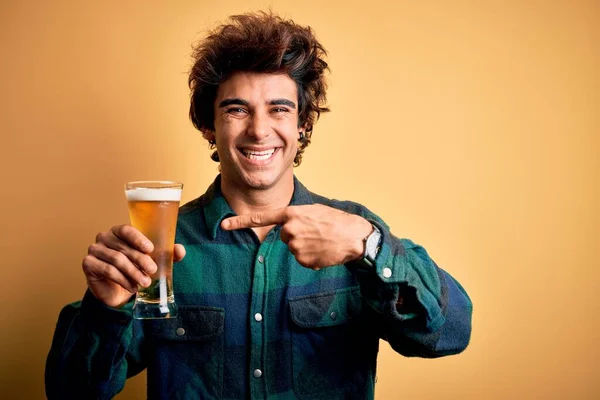 Молодой Красивый Мужчина Пьет Пиво Стоя Изолированном Желтом Фоне Счастливо — стоковое фото
