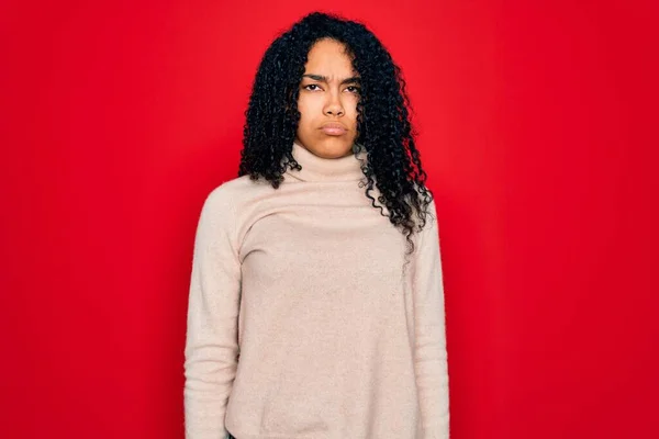 Jonge Afro Amerikaanse Krullende Vrouw Draagt Casual Coltrui Rode Achtergrond — Stockfoto