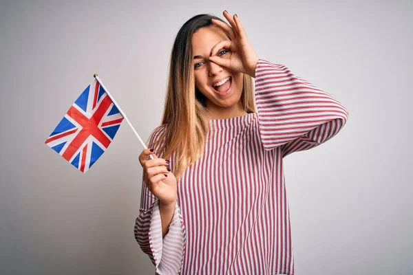 Młoda Piękna Blondynka Niebieskimi Oczami Trzyma Flagę Zjednoczonego Królestwa Uśmiechniętą — Zdjęcie stockowe