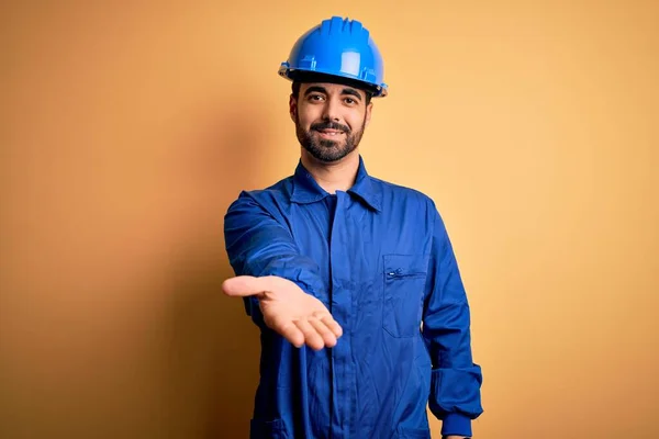 Mechanische Man Met Baard Blauw Uniform Veiligheidshelm Gele Achtergrond Glimlachend — Stockfoto