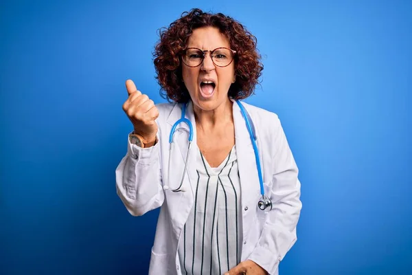 Orta Yaşlı Kıvırcık Saçlı Doktor Kadın Mavi Arka Plan Üzerinde — Stok fotoğraf