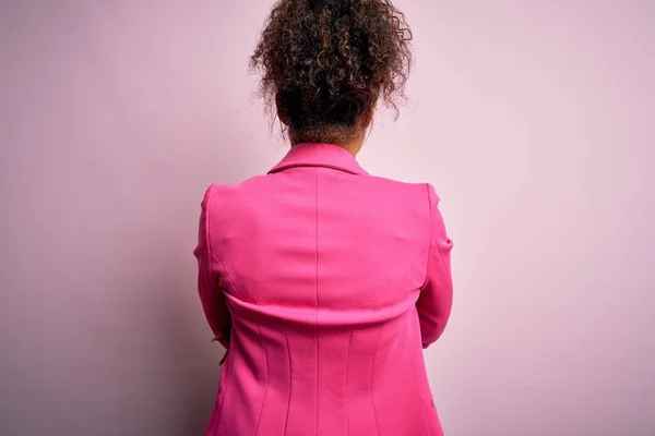 Beautiful African American Businesswoman Wearing Jacket Glasses Pink Background Standing — Stock Photo, Image