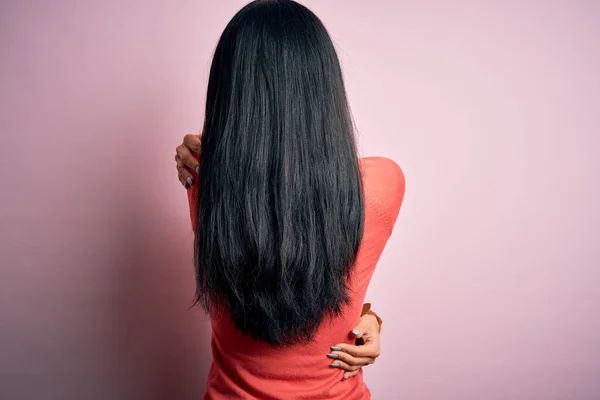 Joven Hermosa Mujer China Con Suéter Casual Sobre Fondo Rosa —  Fotos de Stock