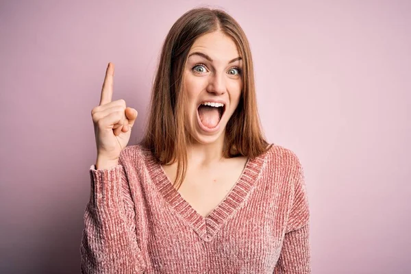 Mujer Pelirroja Hermosa Joven Con Suéter Casual Sobre Fondo Rosa — Foto de Stock