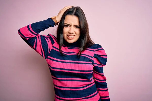 Jonge Brunette Elegante Vrouw Draagt Gestreept Shirt Roze Geïsoleerde Achtergrond — Stockfoto