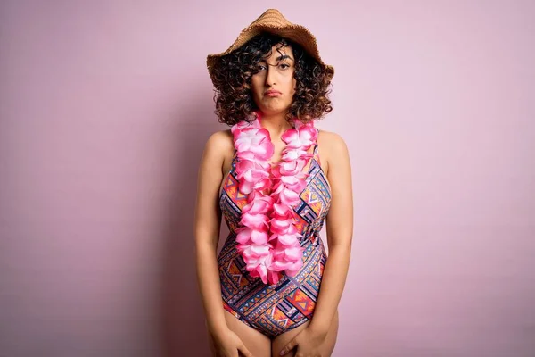 Junge Schöne Arabische Frau Urlaub Die Badeanzug Und Hawaiianische Lei — Stockfoto
