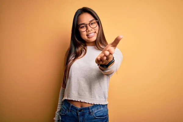 Joven Hermosa Chica Asiática Con Suéter Casual Gafas Sobre Fondo —  Fotos de Stock