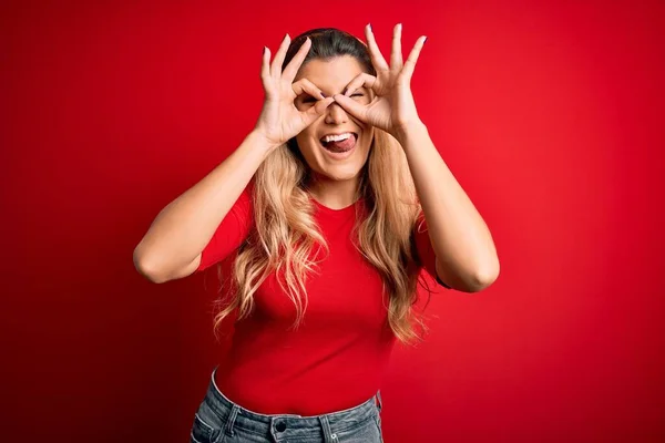 Mulher Loira Bonita Nova Vestindo Shirt Casual Sobre Fundo Vermelho — Fotografia de Stock