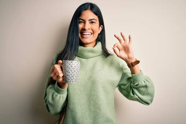 Jovem Bela Mulher Hispânica Bebendo Uma Xícara Café Quente Sobre — Fotografia de Stock