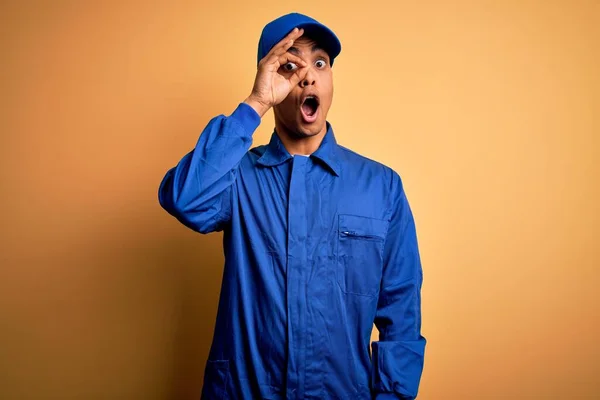 Joven Hombre Mecánico Afroamericano Vistiendo Uniforme Azul Gorra Sobre Fondo — Foto de Stock
