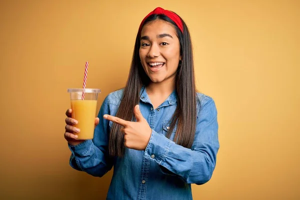 Joven Hermosa Mujer Asiática Bebiendo Saludable Vaso Jugo Naranja Sobre —  Fotos de Stock