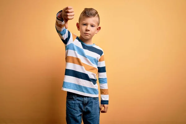 Das Kleine Kaukasische Kind Mit Den Blauen Augen Trägt Ein — Stockfoto