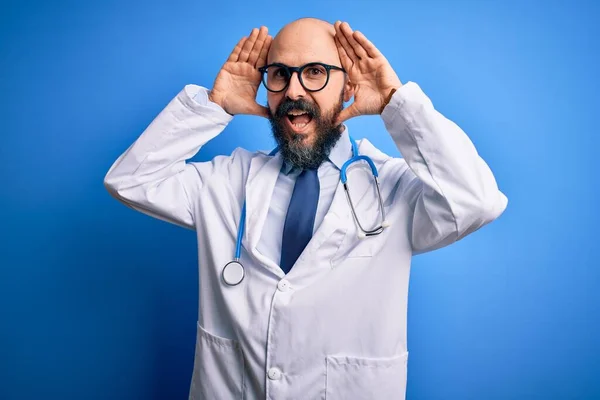Pohledný Holohlavý Lékař Vousy Brýlemi Stetoskopem Přes Modré Pozadí Usmívající — Stock fotografie