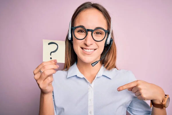 Schöne Callcenter Agentin Arbeitet Mit Headset Das Erinnerung Mit Fragezeichen — Stockfoto