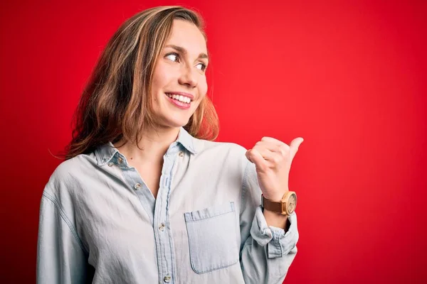 Junge Schöne Blonde Frau Trägt Lässiges Jeanshemd Über Isoliertem Rotem — Stockfoto