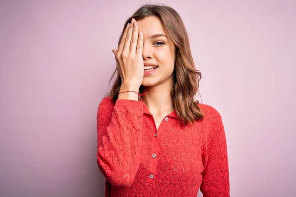 Giovane Bella Ragazza Bionda Casual Sfondo Rosa Isolato Che Copre — Foto Stock