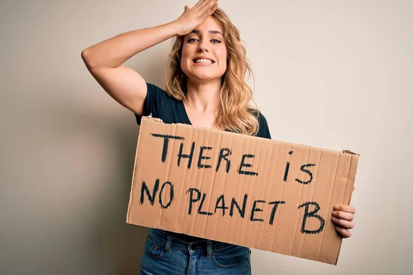 Молода Блондинка Активістка Яка Просить Навколишнього Середовища Тримати Банер Планетним — стокове фото
