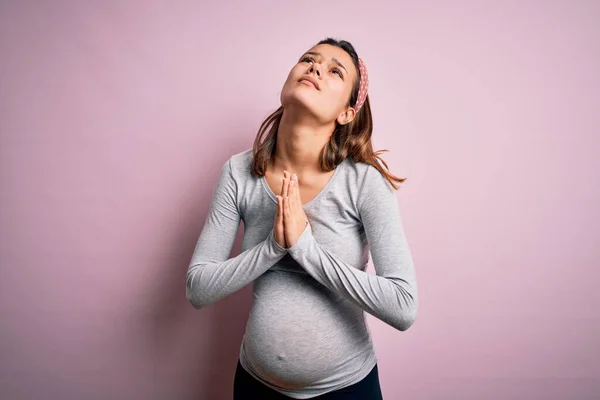 Jong Mooi Tiener Meisje Zwanger Verwacht Baby Geïsoleerde Roze Achtergrond — Stockfoto