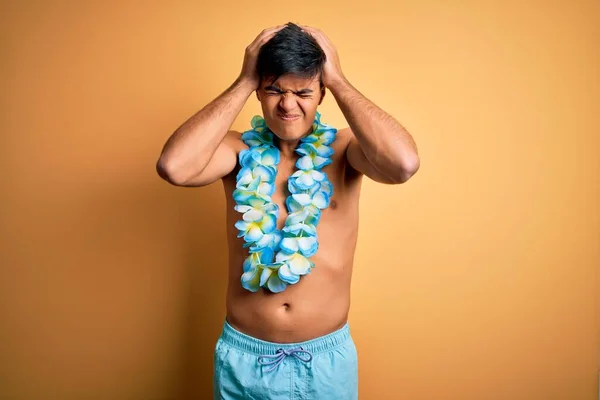 Junger Gutaussehender Touristenmann Badebekleidung Und Hawaiianischen Lei Blumen Der Unter — Stockfoto