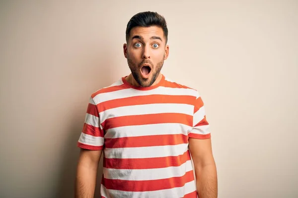 Jovem Bonito Homem Vestindo Casual Listrado Shirt Sobre Isolado Branco — Fotografia de Stock