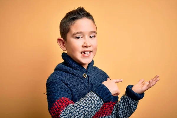 Der Kleine Junge Trägt Einen Winterpullover Über Gelbem Hintergrund Und — Stockfoto