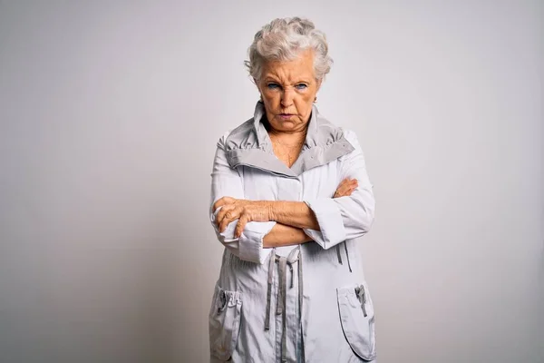 Ältere Schöne Grauhaarige Frau Lässiger Jacke Die Über Weißem Hintergrund — Stockfoto