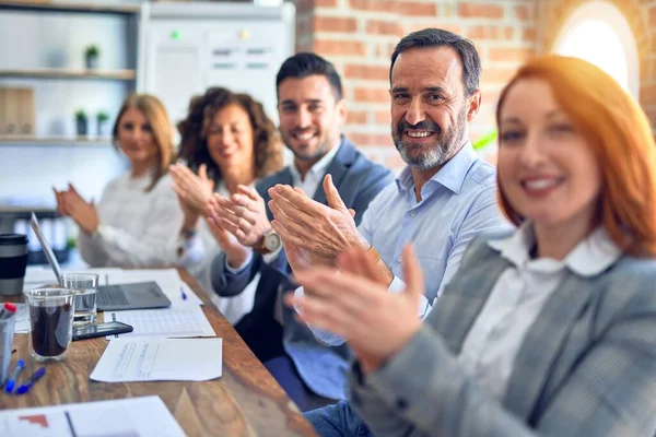 Grupo Empresários Sorrindo Feliz Confiante Trabalhando Conjunto Com Sorriso Rosto — Fotografia de Stock
