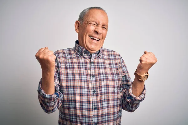 Älterer Gutaussehender Mann Lässigem Hemd Der Vor Isoliertem Weißem Hintergrund — Stockfoto