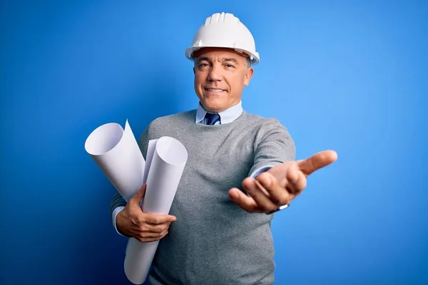 Meia Idade Bonito Homem Arquiteto Cabelos Grisalhos Vestindo Capacete Segurança — Fotografia de Stock