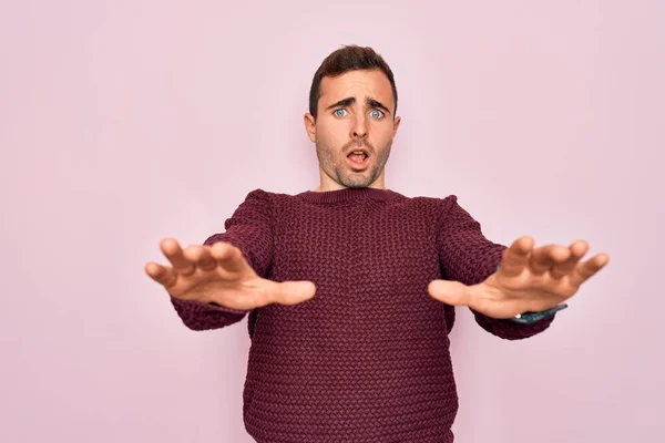 Giovane Bell Uomo Con Gli Occhi Azzurri Che Indossa Maglione — Foto Stock