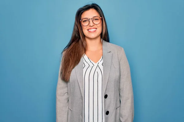 Ung Latinamerikansk Affärskvinna Som Bär Glasögon Stående Över Blå Isolerad — Stockfoto