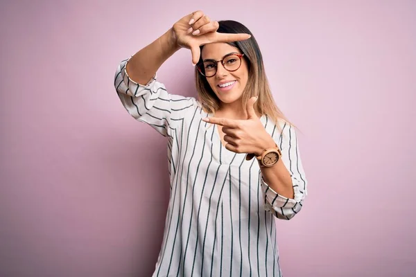 Ung Vacker Kvinna Bär Casual Randig Shirt Och Glasögon Över — Stockfoto