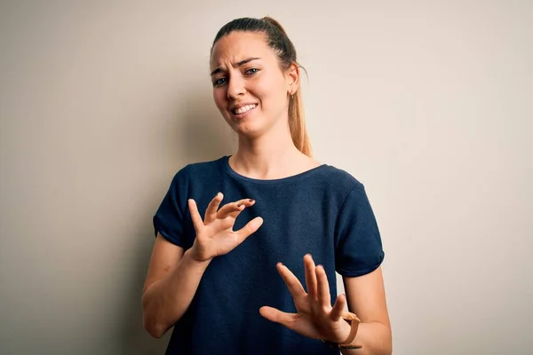 Jonge Mooie Blonde Vrouw Met Blauwe Ogen Dragen Casual Shirt — Stockfoto