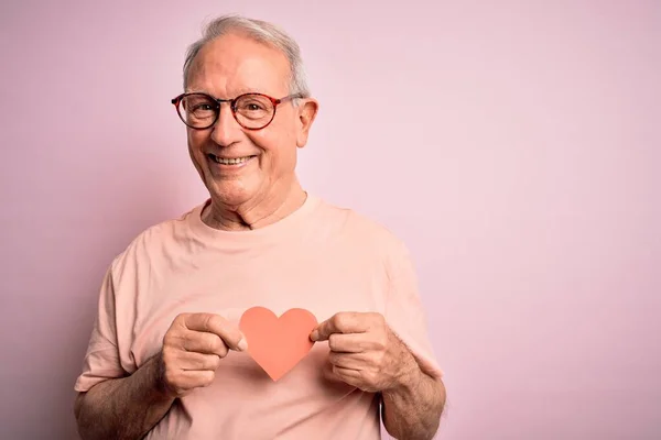Senior Gråhårig Man Håller Hjärta Form Papper Över Rosa Bakgrund — Stockfoto